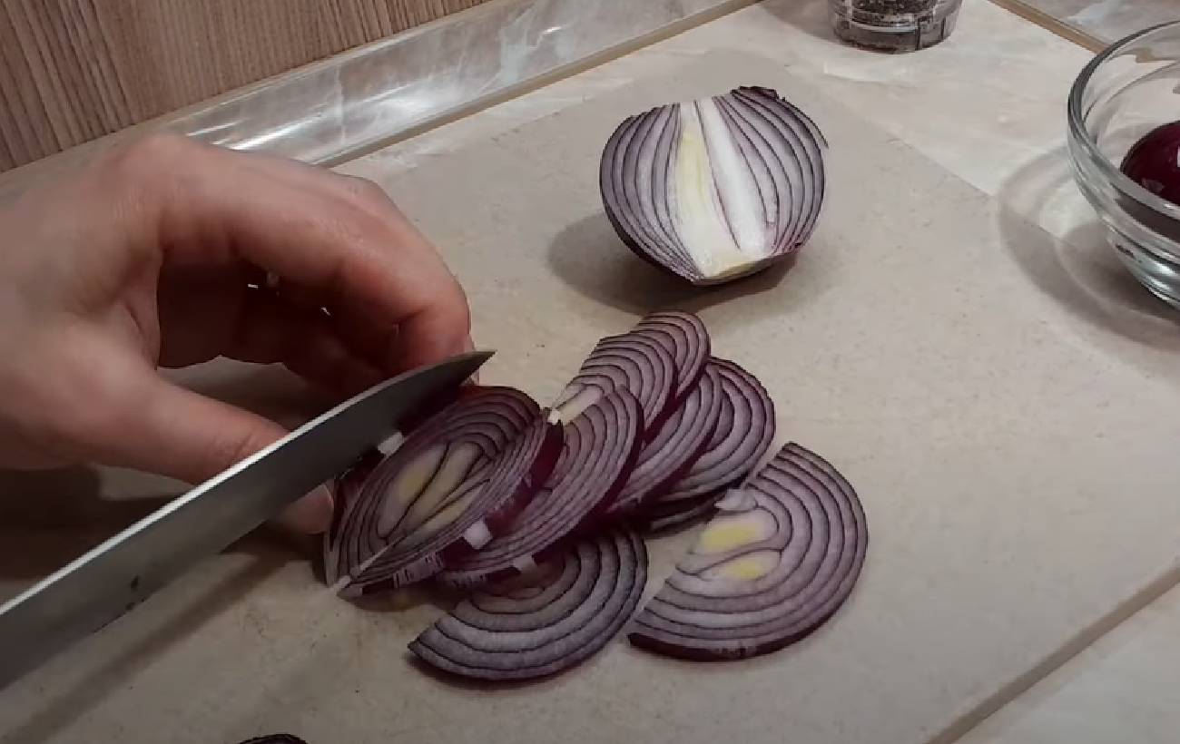 Буде хрумкою та солодкою: найкращі способи замаринувати цибулю для оселедця та салату